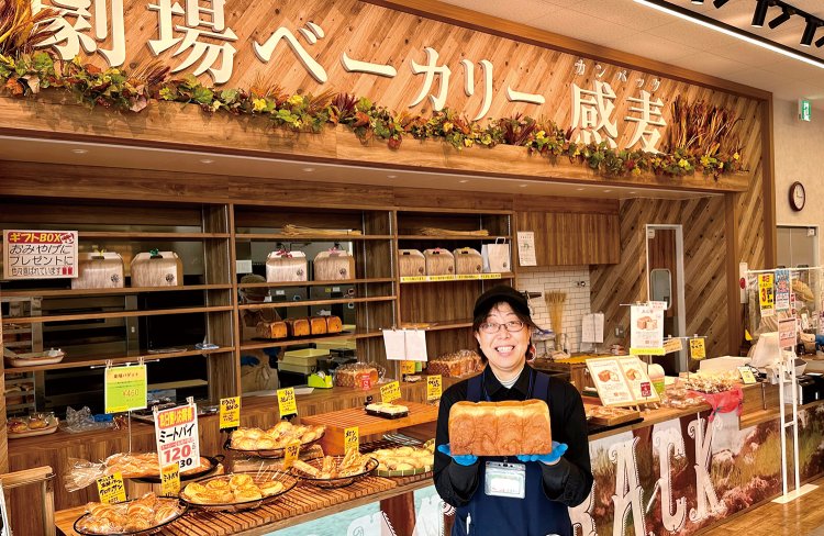 「人吉のハチミツ、阿蘇の牛乳を使用の食パン『とろけるくちどけ』です。復活に向けパン修業に出た、ベーカリー・佐々木主任の麦への愛を感じます」と髙村三千代店長（写真）。