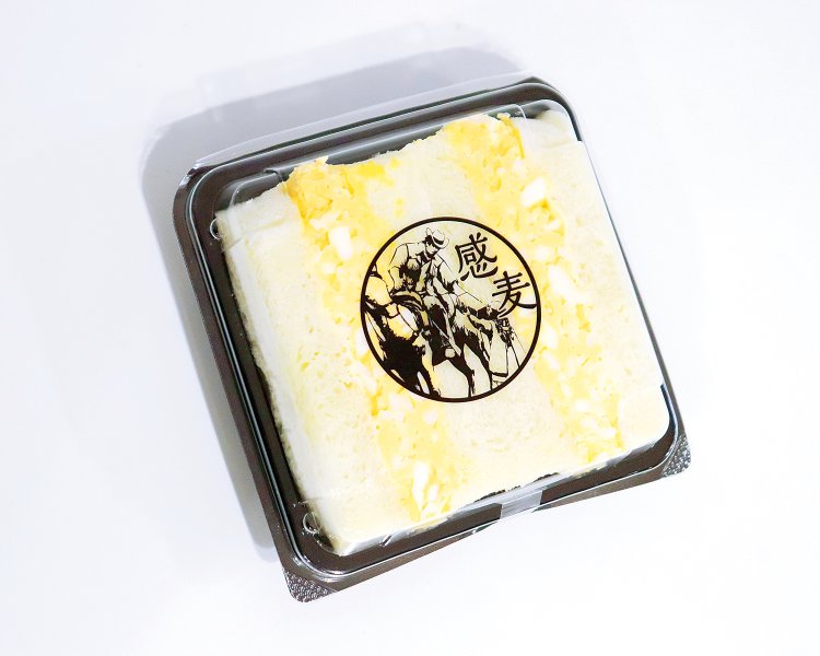 店内焼きたてパン「劇場ベーカリー感麦」の名物、地元のあん専門メーカー「宝代（ほうだい）」のあんがうまい「宝代あんこ粒あんぱん」（上）と「朝採れ卵のたっぷりたまごサンド」。