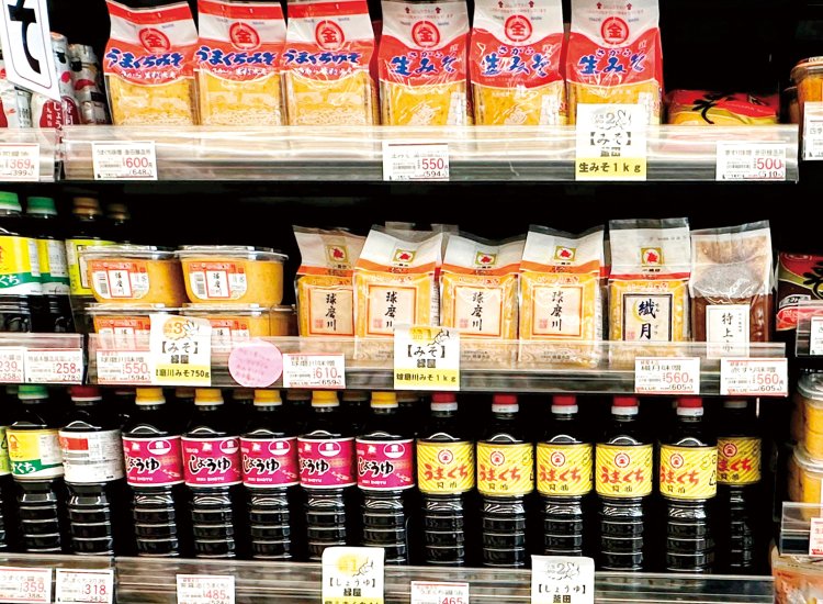 球磨の麦味噌と甘口醬油が勢ぞろい。『釜田醸造所』の「さがら生みそ」 「うまくちみそ」 「うまくち醤油」、『緑屋本店』の「球磨川みそ」 「繊月（せんげつ）みそ」 「紫醤油（うまくち）」など。