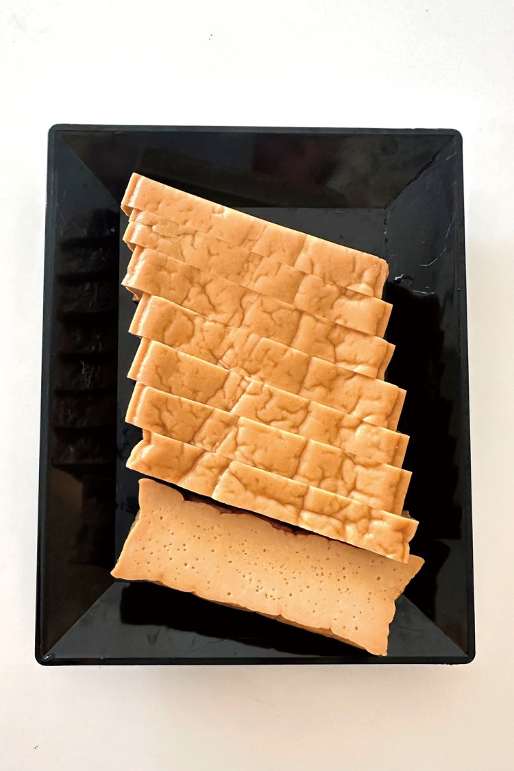 「たけうち」が作る「とうふのみそ漬 ミニ」は、硬いチーズのよう。約800年前から地元の平家落人の里に伝わる伝統食。