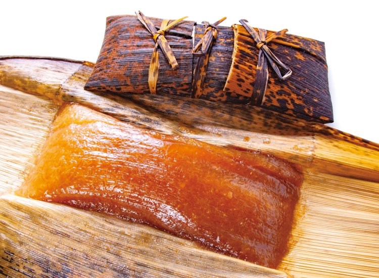 郷土食「あくまき」を作る際に必須となる「あく汁」。あく汁でタケノコの皮に包んだもち米を煮て、長期保存する先人の知恵だ。