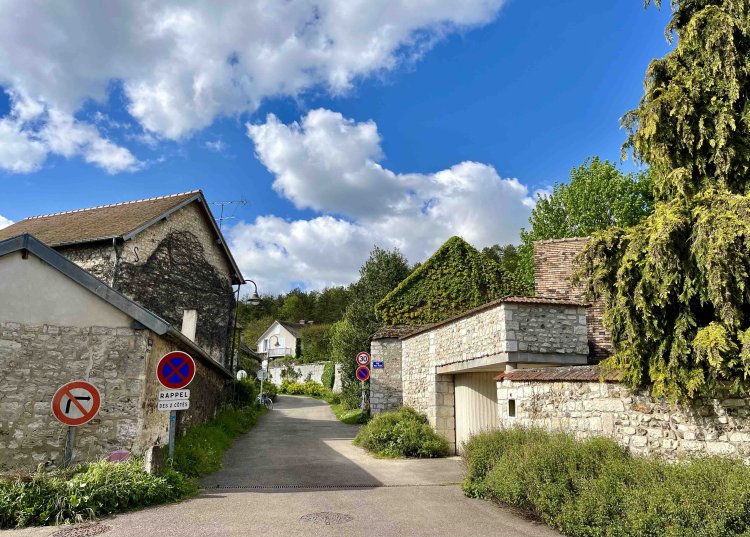 かわいらしいジヴェルニーの街並み。