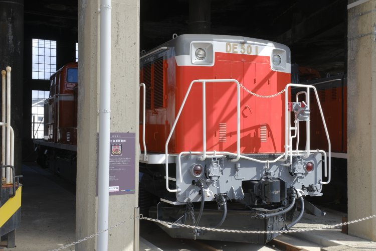 大馬力のエンジンを搭載した次期主力機関車として、昭和45年（1970）に1両のみ試作。貴重なDE50形ディーゼル機関車。