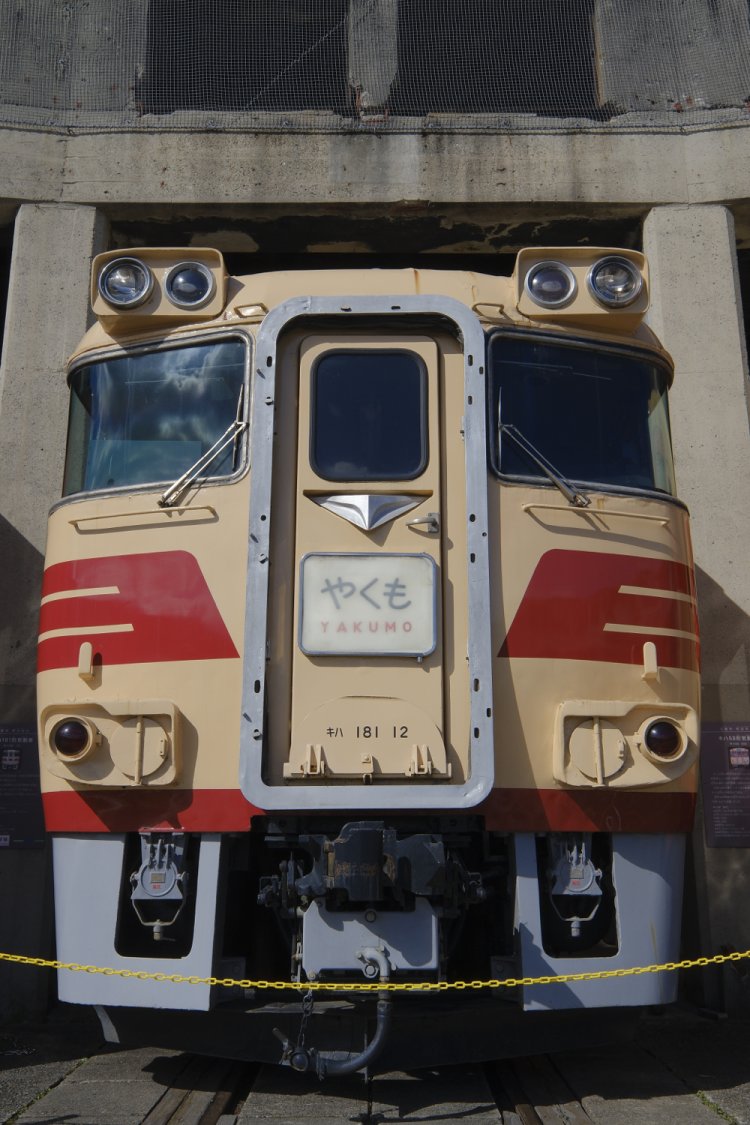 特急形ディーゼルカーのキハ181形。山岳線用に大馬力のエンジンを搭載。電化以前の特急「やくも」にも使用された。