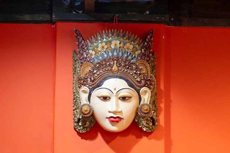 店内を見守るネパールの仮面。