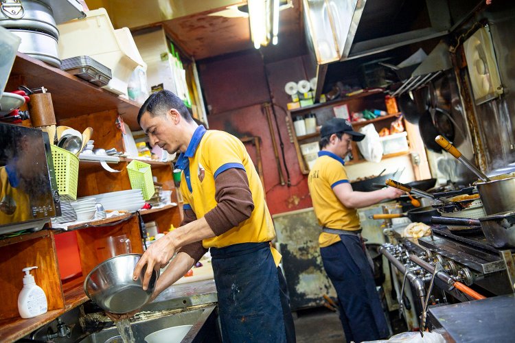 忙しい厨房を支えるコックたち。