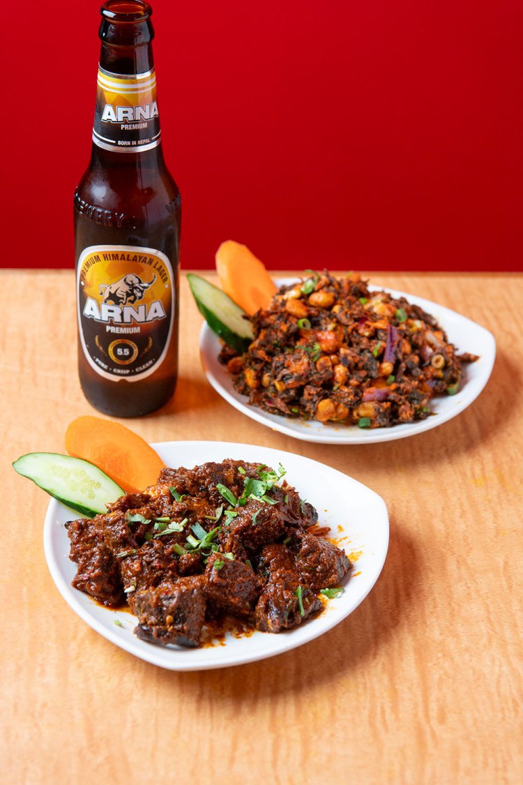 マトンチョエラ800円（手前）とグンドゥルックサデコ700円（奥）はネパールビール650円と。