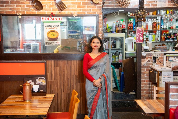 「ネパール料理はヘルシーなものが多いんです」と話すカマナ・バンダーリさん。