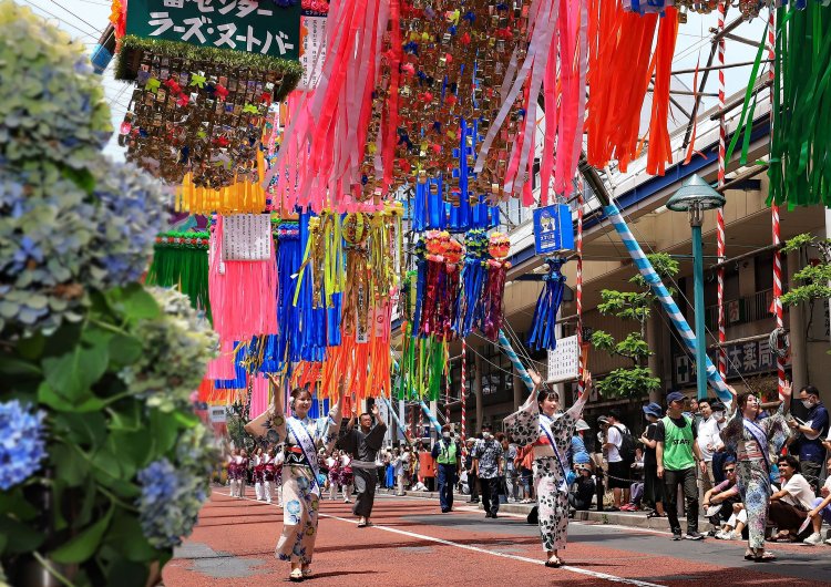 「湘南ひらつか織り姫」も参加する華やかな「七夕おどり千人パレード」。