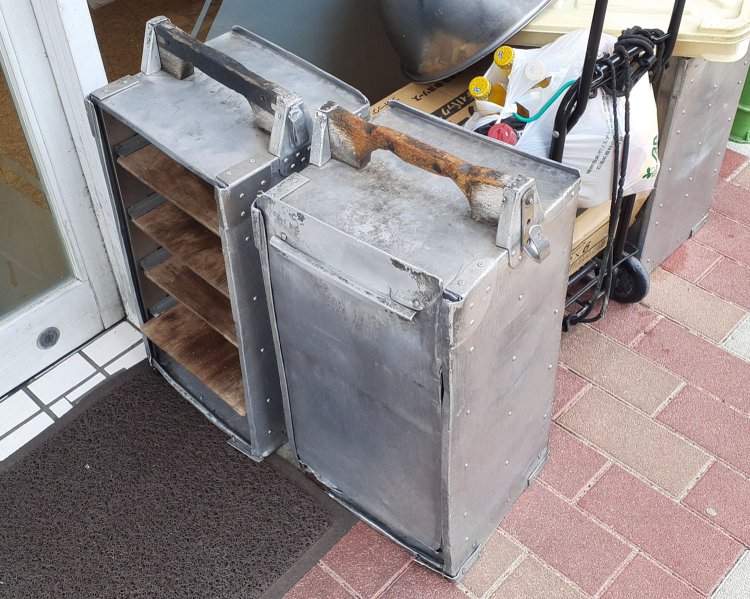 黒いバッグを背負ったデリバリー業者が幅を利かせる昨今だが、出前と言えば、やっぱりこの岡持ち。梅太郎はスーパーカブに装着された出前機に岡持ちを積載してあけみの会社に出向いた……と思われる。