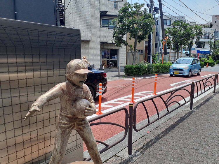 梅太郎がスーパーカブで疾走した(と思われる)亀有新道。京成立石駅付近のポケットパークには、若林君(@キャプテン翼)の像が。タコ社長、新入社員・あけみの立場をセーブできたか？