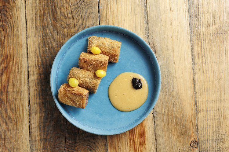 イカしんじょとだし炊きゴボウの卵黄ソース。