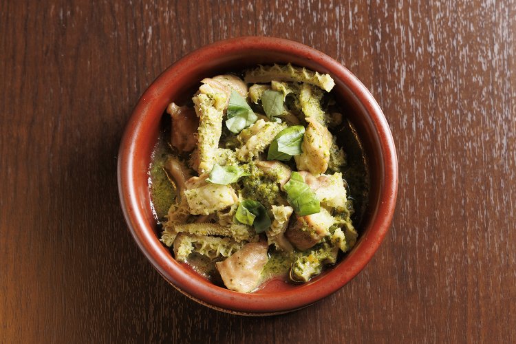 白ワインでギアラなどを煮込み、ジェノベーゼソースで味付けした洋風もつ煮込みバジル。