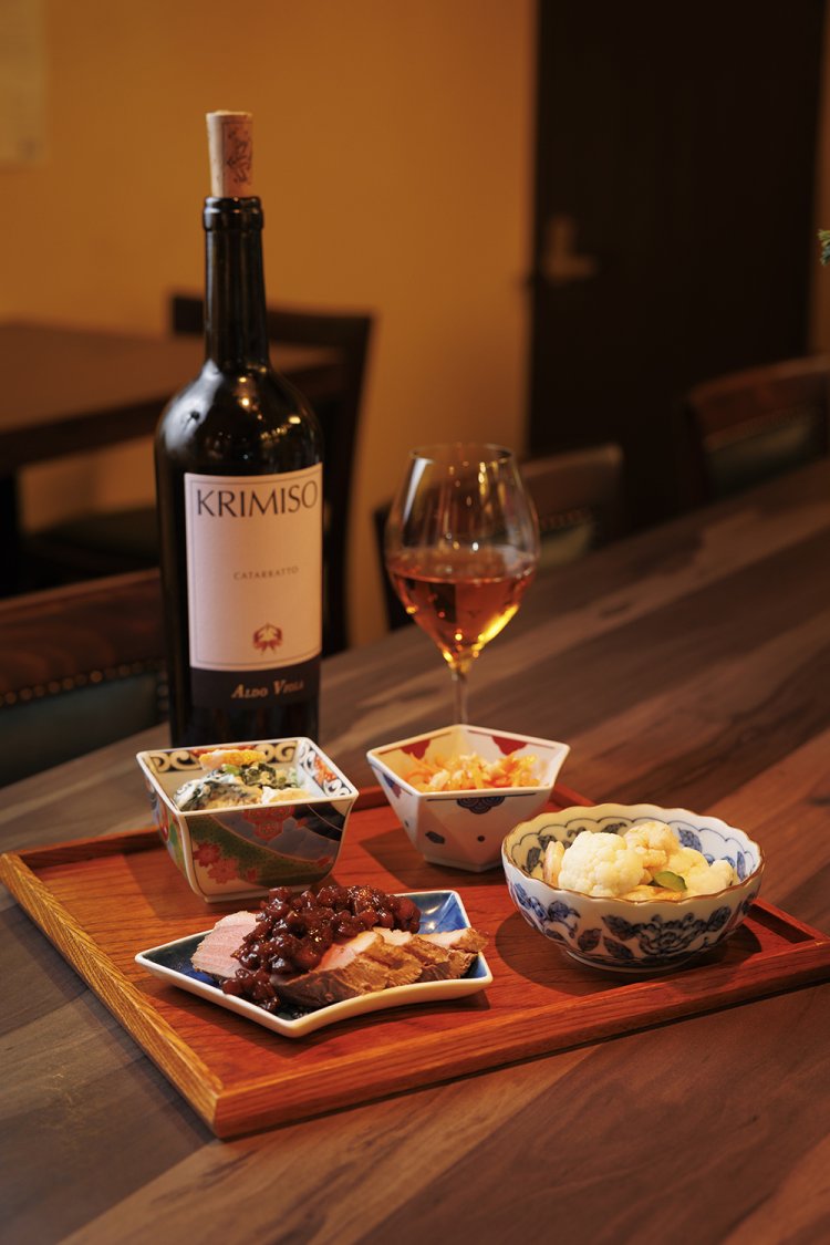 おすすめ盛り4種。取材日はほうれん草と金柑の白和え、柿と人参のラぺなど。イタリアのオレンジワイン「クリミーソ2018」。