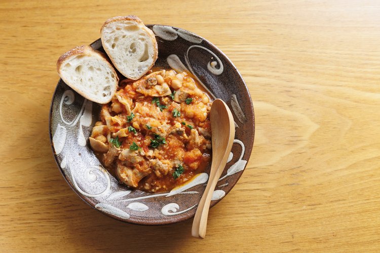 鶏もつとひよこ豆の白ワインソース煮込み。