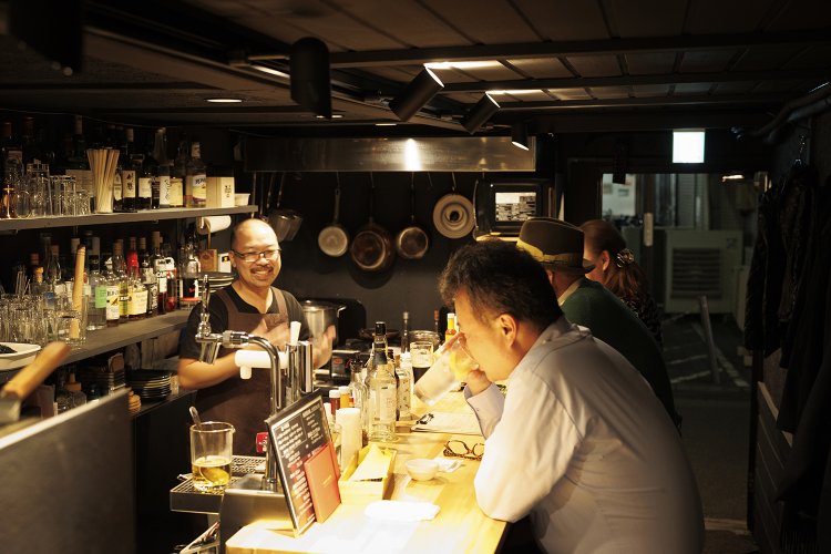 「根津駅の終電時間まで営業する日も！」と店主の大山さん。