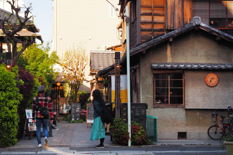 昭和13年（1938）築の古民家3棟をリノベーションした「上野桜木あたり」にある。