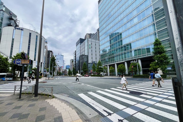 日比谷通りと国道15号の交差点。往路は写真左から来て、写真右に抜けていく。