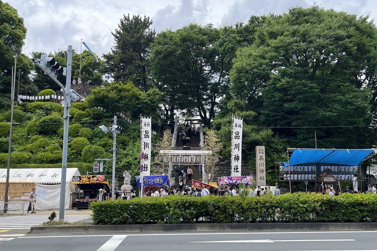 国道15号沿いにある品川神社。撮影を敢行したのがちょうど例大祭の日で、たいそうなにぎわいだった。