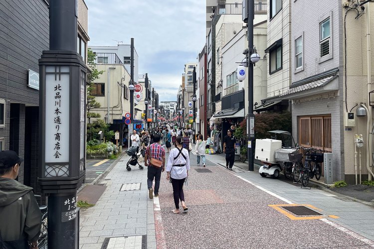 駅伝コースから外れ、旧東海道の方をのぞいてみるとこんな感じ。7mの道幅は江戸時代と同じだそう。