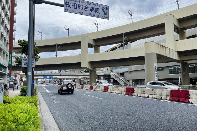 京急蒲田駅前、京急空港線の高架下。通称「蒲田の踏切」だった地点だ。