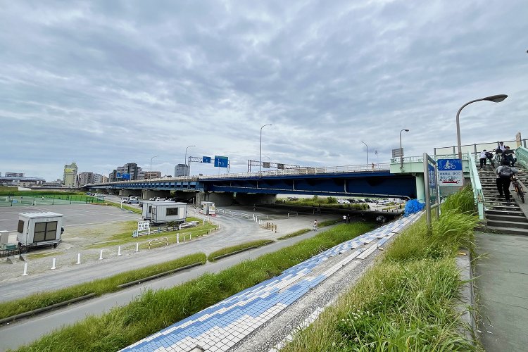 東京側から見た六郷橋。歩行者や自転車は階段を上がるので余計に高低差を感じる。