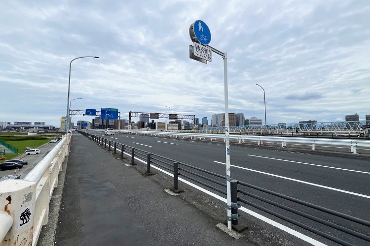 橋の上は心なしか風も強い。