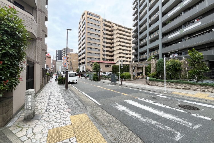 国道15号から北西に逸れた道が旧東海道。