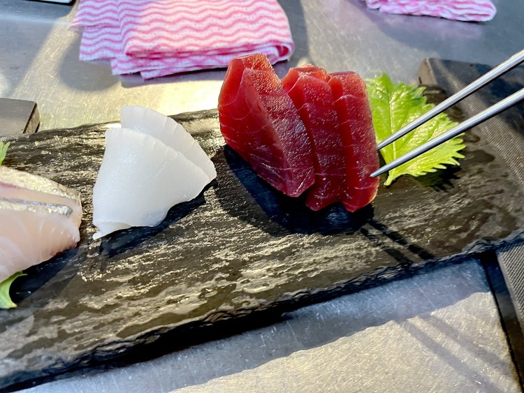 鮮度のいい刺し身は人気のメニューだ。