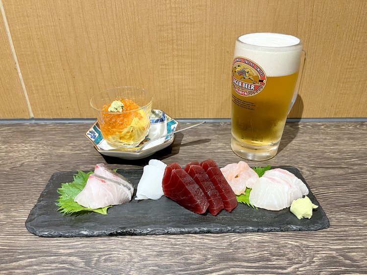 今日のお刺し身は左からシマアジ、イカ、インドマグロ、自家製の甘エビの塩辛、マダイの5点だ。