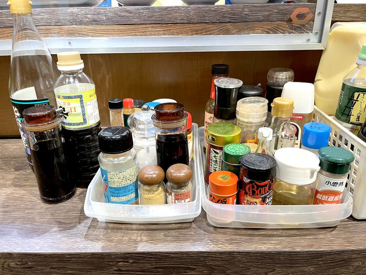 食器類や醤油や塩、スパイスなどはほとんどお客さんからの提供品。「出張のおみやげで持ってきてくれる人も多いです」。