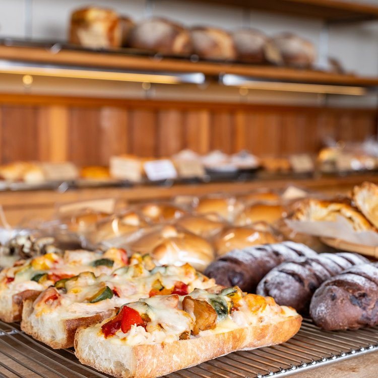 多くのパンが揃う午前11時ごろが狙い目。