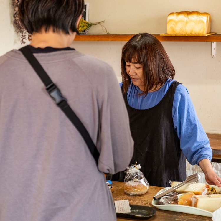 昼どきには地元の常連客が絶えず姿を見せる。