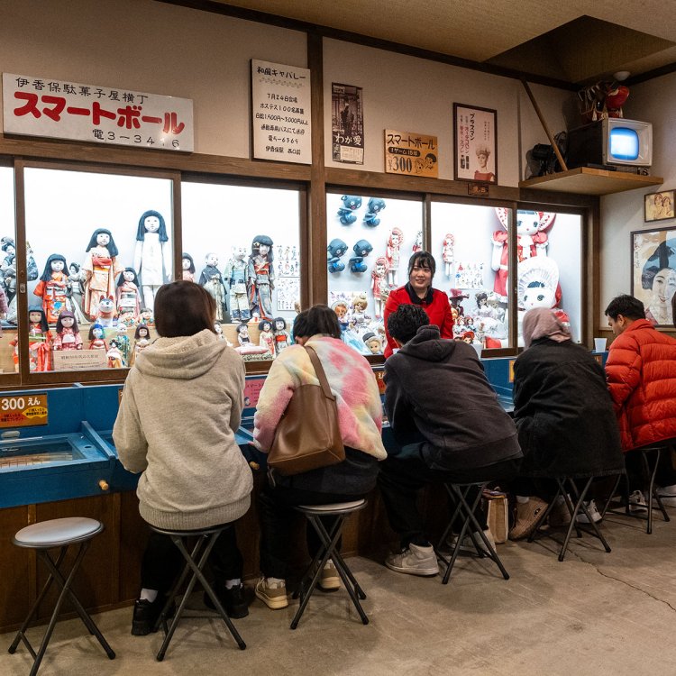 駄菓子屋横丁ではスマートボールや射的も楽しめる。
