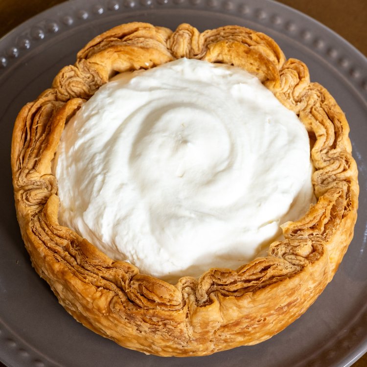 ティアラ1200円はさっぱりとした酸味のレアチーズパイだ。