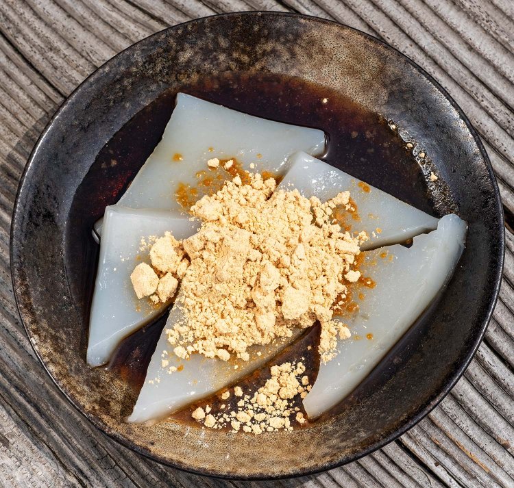 懐かしい味わいの自家製くず餅は1皿400円。