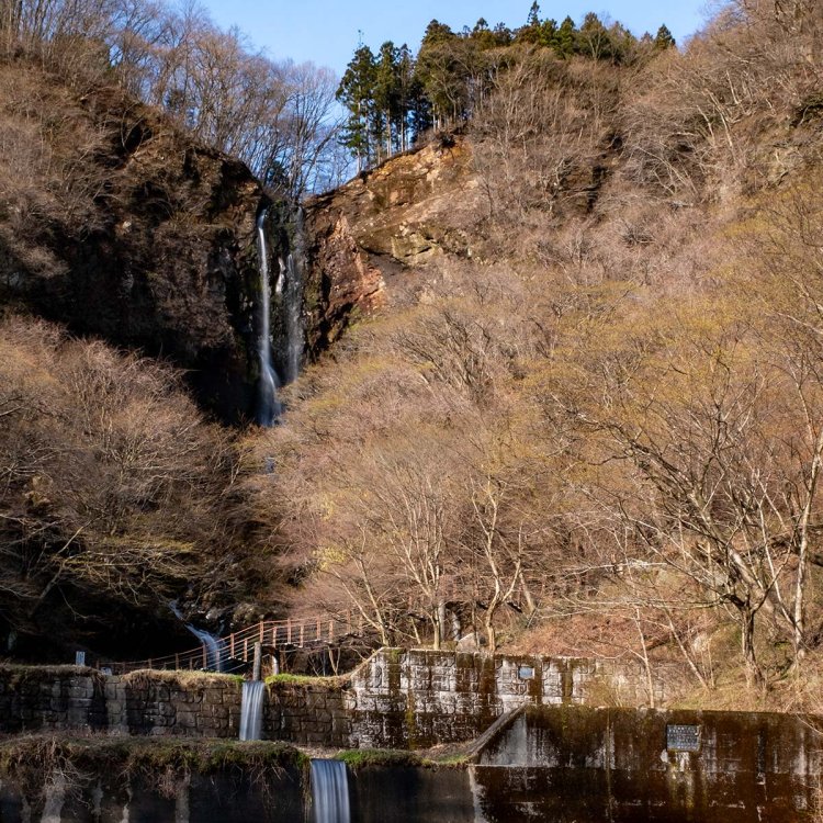 落石の危険があるため滝の直下へは立ち入れない。