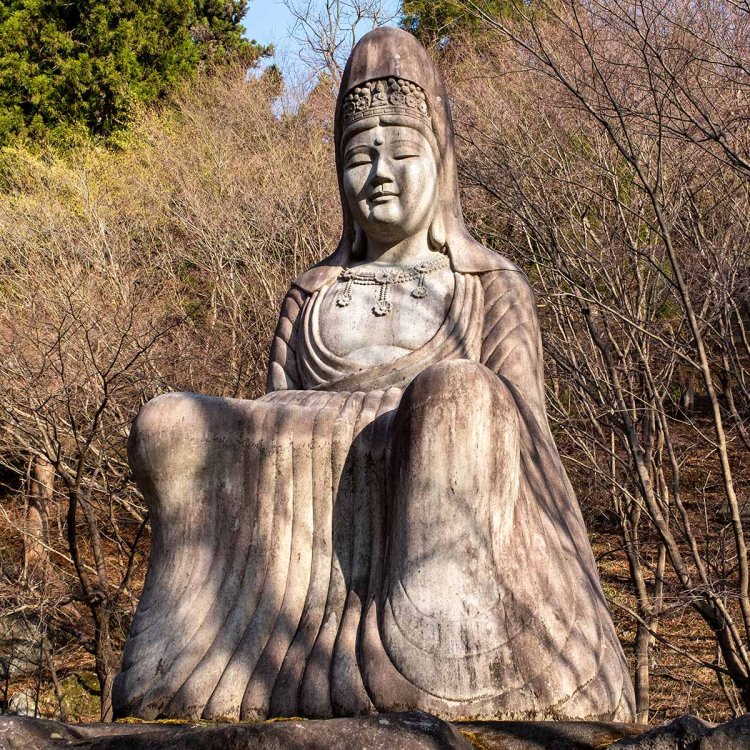 滝を見守るように建立された観音風の船尾像。