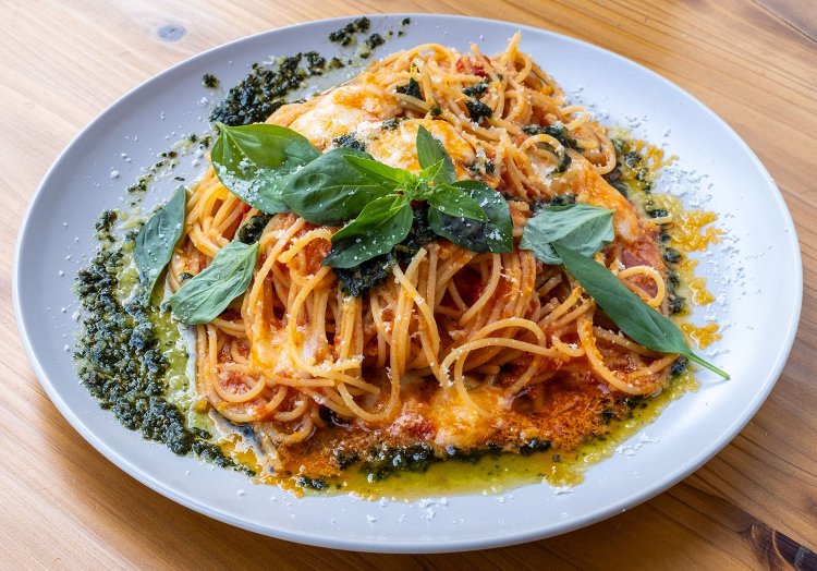 人気のモッツァレラとバジルのトマトパスタ1000円。