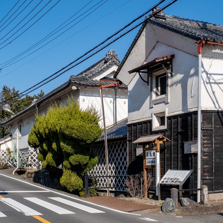 通りに面した森田家住宅の重厚な長屋門と蔵。