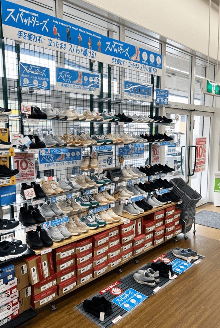 目玉商品「スパットシューズ」の売り場は、「どうぞ試してください」と言わんばかり（写真提供＝チヨダ）。