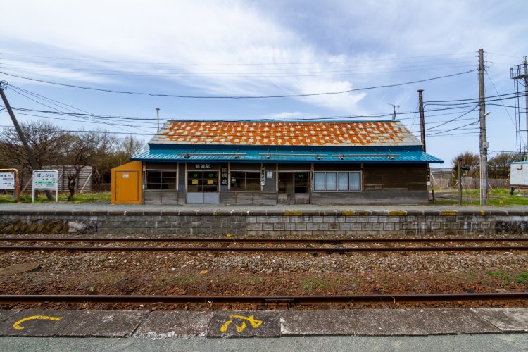 ホーム側から見た駅。軒下は壁でしっかり覆われ、風除室になっている。