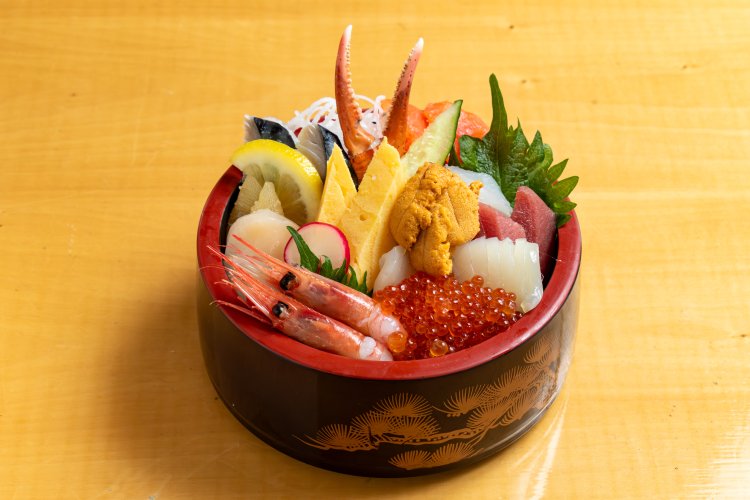 稚内・宗谷産の生ウニをトッピングした4～9月限定のムラサキウニ・うろこ市丼3300円～。イクラやカニ、ホタテ、甘エビなど9種類の魚介がたっぷり。