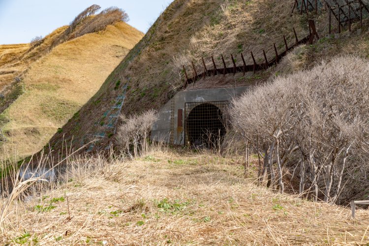 苫前（とままえ）町の国道232号沿いで見つけたトンネル跡。線路はないが、路盤の名残がある。