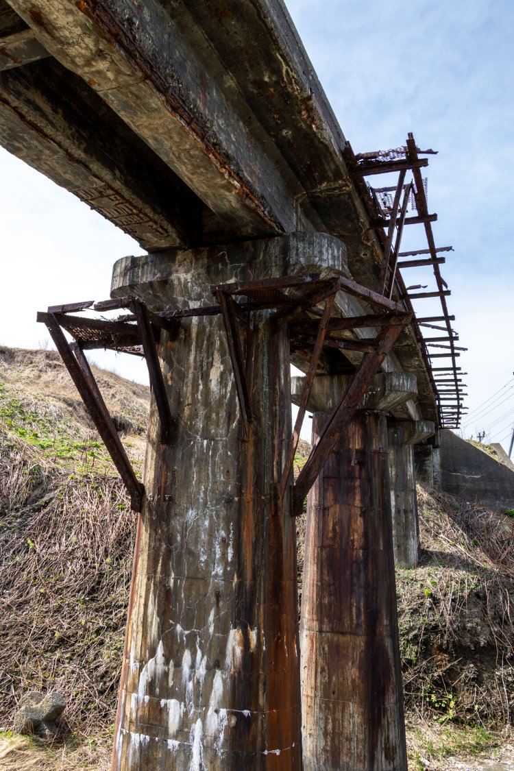 初山別市街地から豊岬に向かう途中にある金駒内川橋梁。 海を見渡す高台にあり、車窓からはさぞかし絶景が楽しめたことだろう。