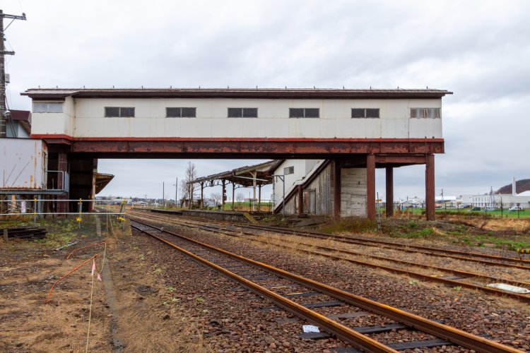 2023年3月、役目を終えた留萌駅跡。フェンス越しに跨線橋（こせんきょう）やホームが見える。