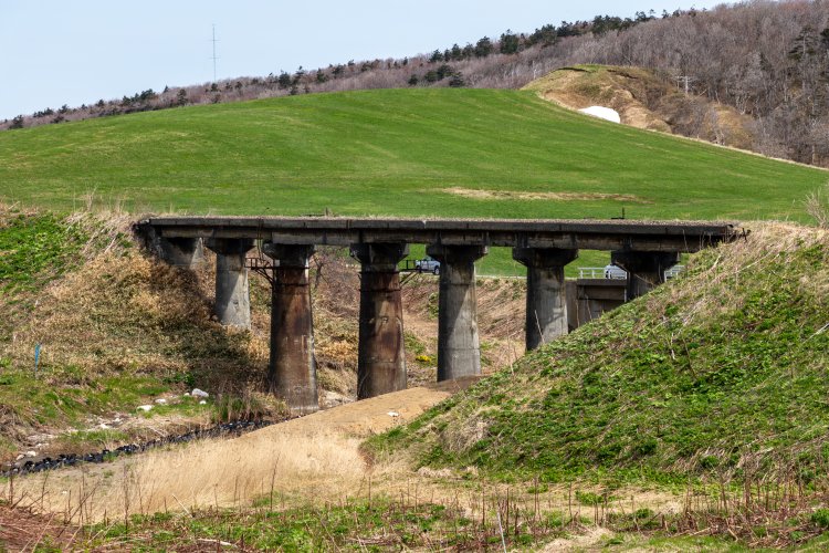遠軽（えんがる）町のモオタコシベツ川に架かる旭川橋梁。 国道232号沿いにあり、車窓からよく見える。