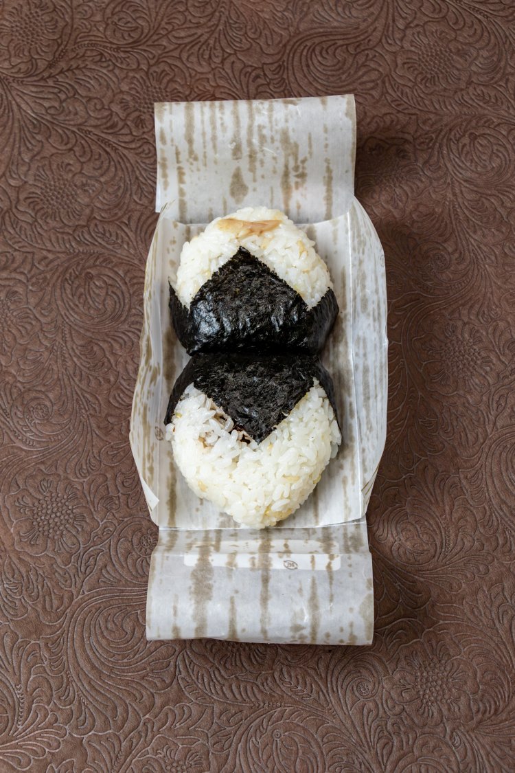 磯むすびは、ほどよい塩味の糠ニシン、カズノコと昆布の佃煮の2個入りで380円。数量限定で売り切れ必至なので予約（前日の16時まで）がおすすめ。