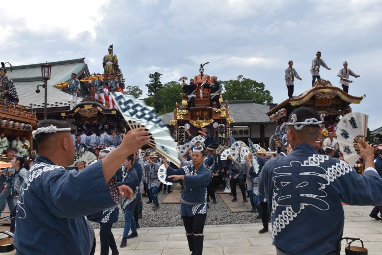 大本堂前で行われる1日目の総踊り。