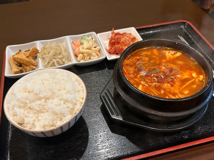 旨辛スープのおいしさの秘訣は「牛骨から丁寧に出汁をとること」。